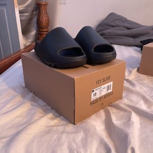 DS Black Adidas Yeezy Slides “Onyx” Size 10